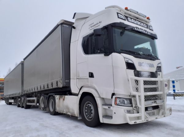 Kuljetus J Kaappolan Scania S500
Savikon ajossa oleva Kuljetus J Kaappola Ky:n Scania S500 b-juna.
Avainsanat: Savikko Kaappola Scania S500 B-juna Shell Hirvaskangas