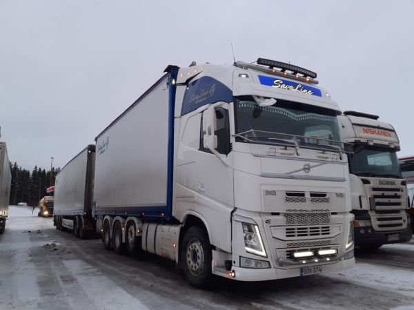 SavoLinen Volvo FH
SavoLine Oy:n Volvo FH hakeyhdistelmä.
Avainsanat: Savoline Volvo FH ABC Hirvaskangas