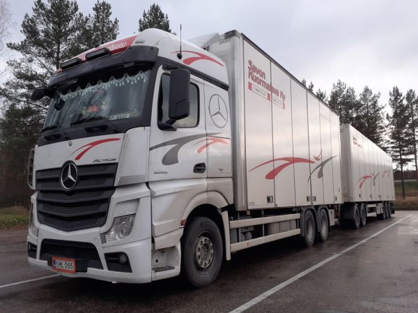 Savon Kuormalavan MB 2653 Actros
Savon Kuormalava Ky:n MB 2653 Actros täysperävaunuyhdistelmä.

Avainsanat: Savon-Kuormalava MB 2653 Actros Shell Hirvaskangas