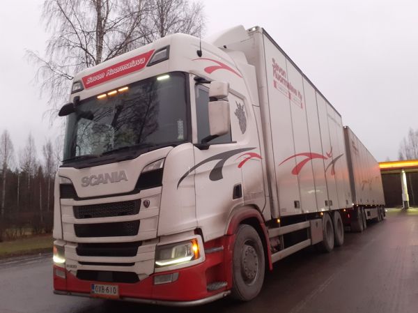 Savon Kuormalavan Scania R500
Savon Kuormalava Ky:n Scania R500 täysperävaunuyhdistelmä.
Avainsanat: Savon-Kuormalava Scania R500 Shell Hirvaskangas