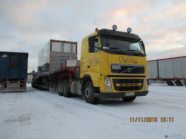 Savon Lavettikyydin Volvo FH540
Savon Lavettikyydin Volvo FH540 lavettiyhdistelmä kyydissään ilman hyttiä ollut Kuljetus Weeman Oy:n jakeluauto.
Avainsanat: Lavettikyyti Volvo FH540 Weeman ABC Hirvaskangas