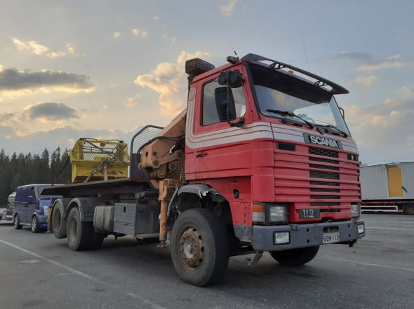 Scania 112H
Nosturilla varustettu Scania 112H kuorma-auto.
Avainsanat: Scania 112H ABC Hirvaskangas