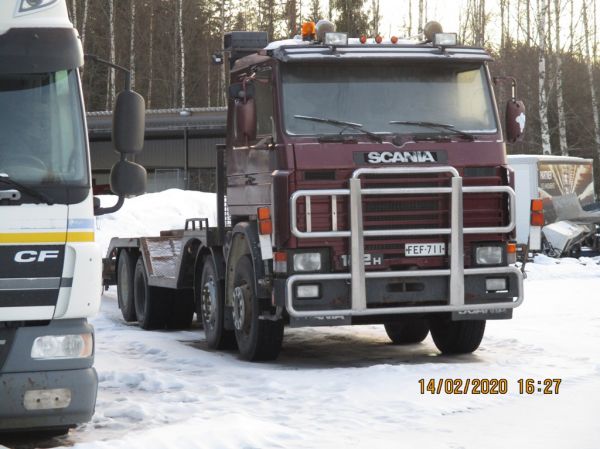 Scania 142H
Scania 142H koneenkuljetusauto.
Avainsanat: Scania 142H