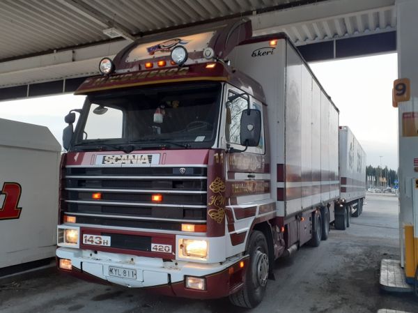 H Widjeskogin Scania 143H
H Widjeskogin Scania 143H täysperävaunuyhdistelmä.
Avainsanat: Widjeskog Scania 143 ST1 Hirvaskangas 11