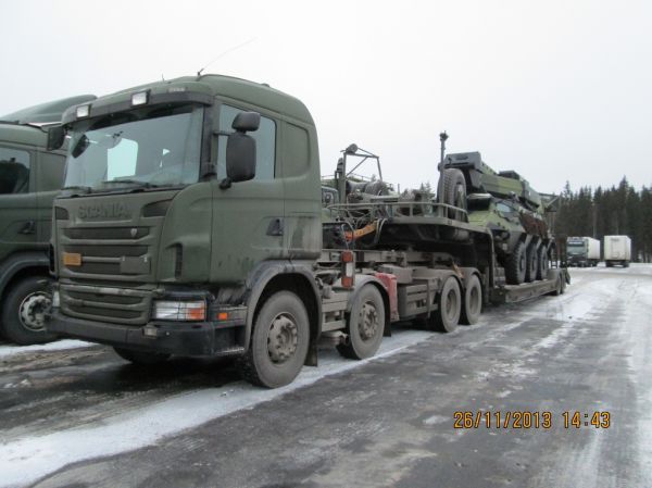 Puolustusvoimien Scania G480
Puolustusvoimien Scania G480 lavettiyhdistelmä kyydissään tutka-antennilla varustettu Pasi-panssariajoneuvo.
Avainsanat: Puolustusvoimat PV Scania G480 ABC Hirvaskangas Pasi