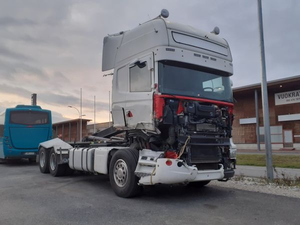 Scania
Scania koukkulava-auto jonkinlaisen haaverin jäljiltä.
Avainsanat: Scania Hirvaskangas