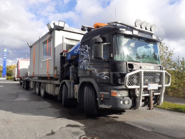 Scania
Nosturilla varustettu Scania täysperävaunuyhdistelmä.
Avainsanat: Scania Neste
