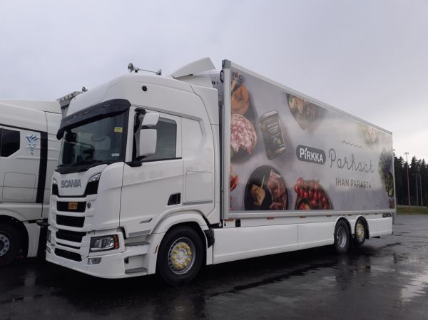 Klikkaa kuvaa nähdäksesi se täysikokoisena
==============
Scania 460R
Scania 460R rahtiauto.
Avainsanat: Scania 460R Pirkka ABC Hirvaskangas Scania 460R
Scania 460R rahtiauto.
Avainsanat: Scania 460R Pirkka ABC Hirvaskangas