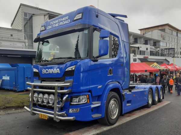 Scania 560G
Scania 560G koukkulava-auto.
Avainsanat: Scania 560G Tahko25