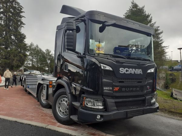 Scania 560G XT
Scania 560G XT koneenkuljetusauto.
Avainsanat: Scania 560GXT Tahko25