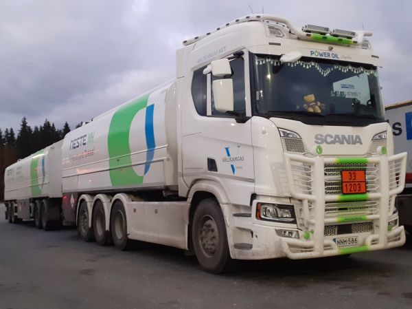 Klikkaa kuvaa nähdäksesi se täysikokoisena
==============
Kuljetusliike Välikangas Logisticsin Scania 560R
Nesteen ajossa oleva Kuljetusliike Välikangas Logistics Oy:n Scania 560R säiliöyhdistelmä.
Avainsanat: Neste Välikangas Scania 560R ABC Hirvaskangas Kuljetusliike Välikangas Logisticsin Scania 560R
Nesteen ajossa oleva Kuljetusliike Välikangas Logistics Oy:n Scania 560R säiliöyhdistelmä.
Avainsanat: Neste Välikangas Scania 560R ABC Hirvaskangas