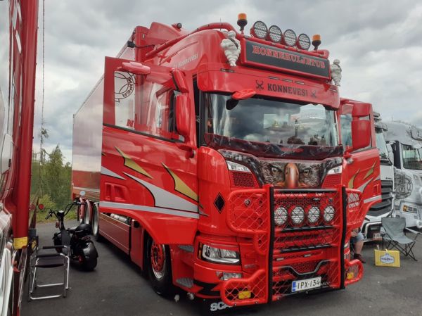 Konnekuljetuksen Scania 560R
Konnekuljetus Oy:n Scania 560R "Night Eagle" hakeauto.
Avainsanat: Konnekuljetus Scania 560R Night Eagle Himos23