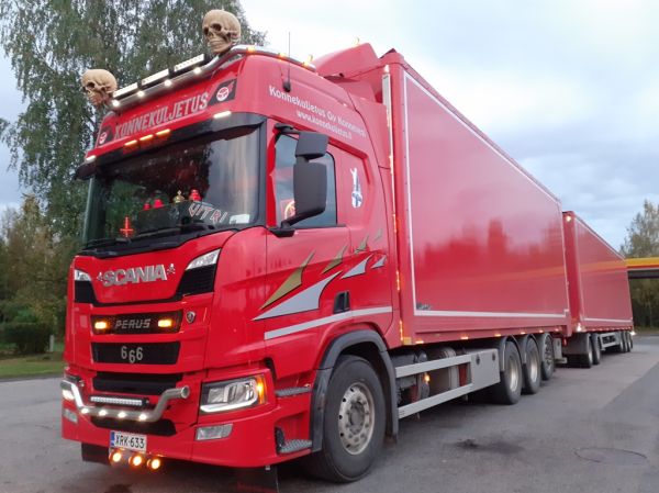 Konnekuljetuksen Scania 560R
Konnekuljetus Oy:n Scania 560R hakeyhdistelmä.
Avainsanat: Konnekuljetus Scania 560R Shell Hirvaskangas Vitri