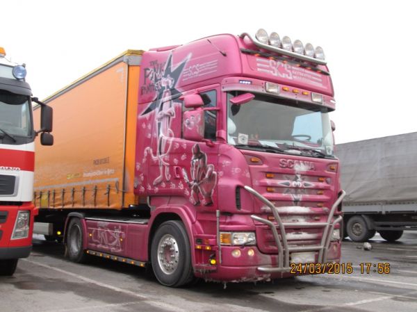 Sea Container Servicen Scania R500 
Sea Container Servicen Scania R500 "The Pink Panther" puoliperävaunuyhdistelmä. 
Avainsanat: Scania R500 Sea Container Service SCS Pink Panther ABC Hirvaskangas