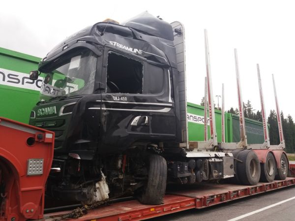 Scania
Scania puutavara-auto jonkinlaisen haaverin jäljiltä Kosken Autokeskuksen lavetin kyydissä.
Avainsanat: Scania ABC Hirvaskangas