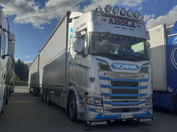 Klikkaa kuvaa nähdäksesi se täysikokoisena
==============
Aholan Scania 660S
Aholan Scania 660S täysperävaunuyhdistelmä.
Avainsanat: Ahola Scania 660S ABC Hirvaskangas Aholan Scania 660S
Aholan Scania 660S täysperävaunuyhdistelmä.
Avainsanat: Ahola Scania 660S ABC Hirvaskangas
