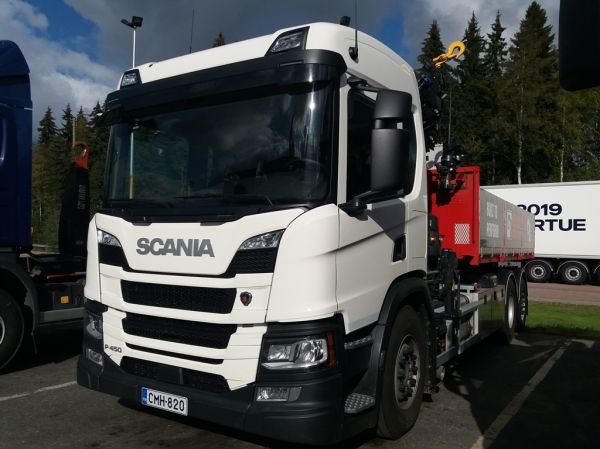 Scania P450
Nosturilla varustettu Scania P450 kuorma-auto.
Avainsanat: Scania P450