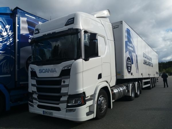 Scania R410
Scania Juhlakiertue 2019 Scania R410 Puoliperävaunuyhdistelmä.
Avainsanat: Scania R410 Scania-Juhlakiertue-2019