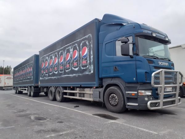 Scania R500
Scania R500 täysperävaunuyhdistelmä.
Avainsanat: Scania R500 Pepsi Max Hartwall ABC Hirvaskangas