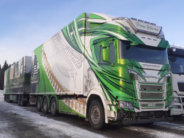 Kuljetusliike Trans-Härmän Scania R500
Kuljetusliike Trans-Härmä Oy:n Scania R500 täysperävaunuyhdistelmä.
Avainsanat: Trans-Härmä Valkonen Scania R500 Visa ABC Hirvaskangas
