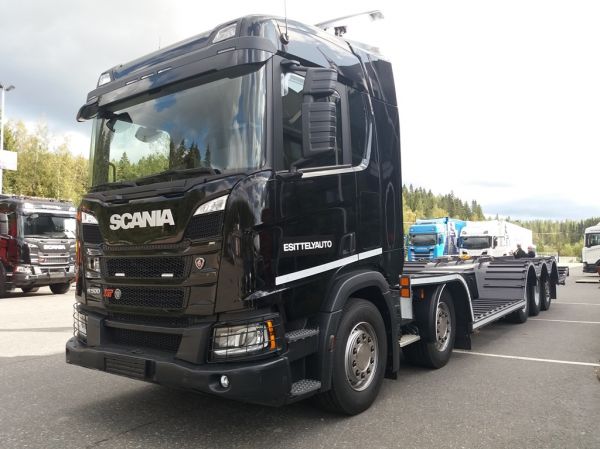 Scania R500 XT
Scania R500 XT koneenkuljetusauto.
Avainsanat: Scania R500XT