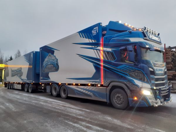 Kuljetus Ristimaan Scania R560
Kuljetus Ristimaa Oy:n Scania R560 "Blue Hawk" täysperävaunuyhdistelmä.
Avainsanat: Ristimaa Scania R560 Blue Hawk ST1 Hirvaskangas