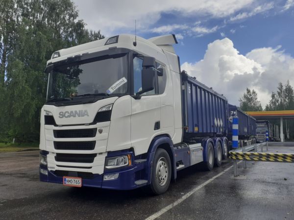 Scania R650
Scania R650 täysperävaunuyhdistelmä.
Avainsanat: Scania R650 Shell Hirvaskangas Tommi