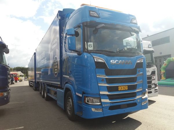 Scania S650
Scania Juhlakiertue 2019 Scania S650 pitkä hakeyhdistelmä.
Avainsanat: Scania S650 Scania-Juhlakiertue-2019