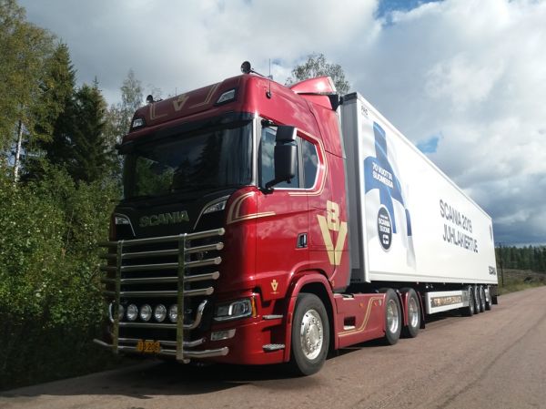 Scania S650
Scania Juhlakiertue 2019 Scania S650 pitkä puoliperävaunuyhdistelmä.
Avainsanat: Scania S650 Scania-Juhlakiertue-2019