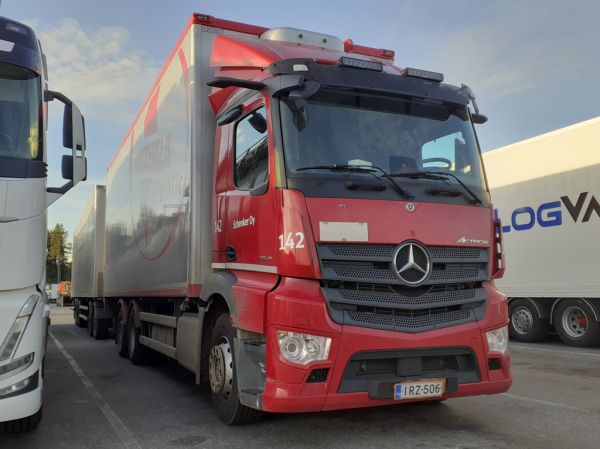 Schenkerin MB 2545 Actros
Schenker Oy:n MB 2545 Actros täysperävaunuyhdistelmä.
Avainsanat: Schenker MB 2545 Actros ABC Hirvaskangas 142 Vähälä