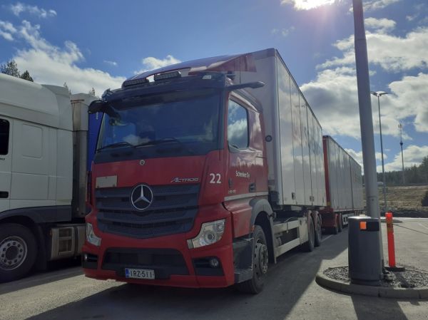 Schenkerin MB 2545 Actros
Schenker Oy:n MB 2545 Actros täysperävaunuyhdistelmä.
Avainsanat: Schenker MB 2545 Actros Shell Hirvaskangas 22