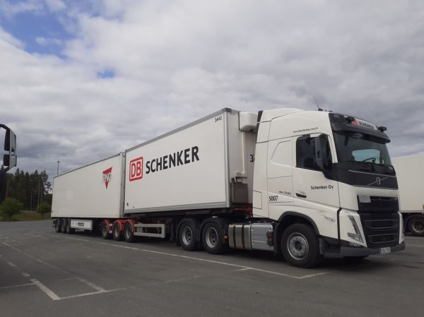 Schenkerin Volvo FH500
Schenker Oy:n Volvo FH500 b-juna.
Avainsanat: Schenker Volvo FH500 5007