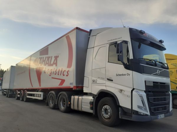 Schenkerin Volvo FH500
Schenker Oy:n Volvo FH500 hct-yhdistelmä.
Avainsanat: Schenker Vähälä Volvo FH500 ABC Hirvaskangas Hct 5012