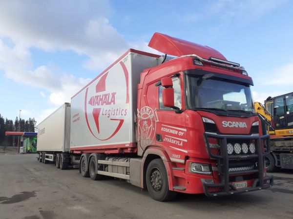 Kuljetusliike H Koskisen Scania
Schenker Oy:n ajossa oleva kuljetusliike H Koskisen Scania täysperävaunuyhdistelmä.
Avainsanat: Schenker H-Koskinen Scania ABC Hirvaskangas 7083