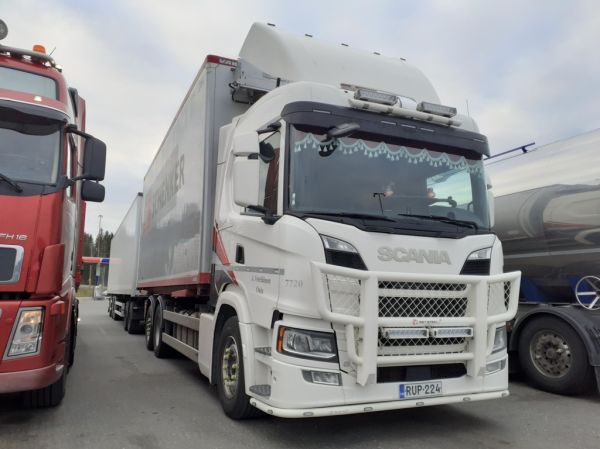 J Veteläisen Scania G
J Veteläinen Oy:n Scania G täysperävaunuyhdistelmä.
Avainsanat: Veteläinen Scania Schenker ABC Hirvaskangas 7720