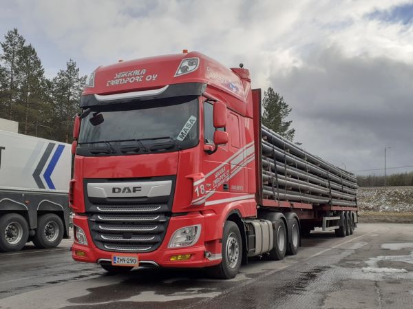 Seikkala Transportin DAF XF530
Seikkala Transport Oy:n DAF XF puoliperävaunuyhdistelmä.
Avainsanat: Seikkala DAF XF530 Shell Hirvaskangas 18 Masa