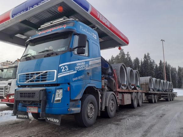 Seikkala Transportin Volvo FH
Seikkala Transport Oy:n nosturilla varustettu Volvo FH täysperävaunuyhdistelmä.

Avainsanat: Seikkala Volvo FH ABC Hirvaskangas 23