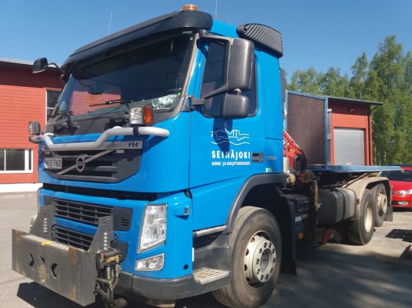 Seinäjoen Kone ja Kuljetuskeskuksen Volvo FM
Seinäjoen Kone ja Kuljetuskeskuksen nosturilla varustettu Volvo FM vaihtolava-auto.
Avainsanat: Seinäjoen-kone-ja-kuljetuskeskus Volvo FM