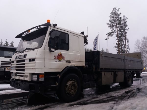 Serviseppien Scania 93
Raskashuolto Servisepät Oy:n nosturilla varustettu Scania 93.
Avainsanat: Servisepät Scania 93