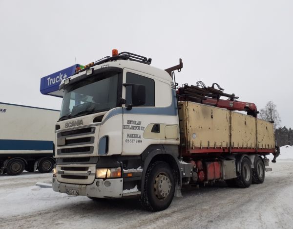 Setolan Kuljetuksen Scania R500
Setolan Kuljetus Ky:n nosturilla varustettu Scania R500.
Avainsanat: Setola Scania R500