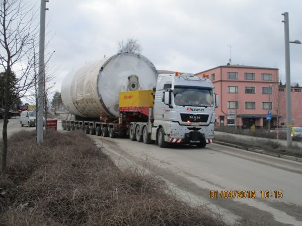 Silvasti Heavyn MAN TGX 41.680
Silvasti Heavy Oy:n MAN TGX 41.680 lavettiyhdistelmä pääsi jatkamaan kuivausrummun kuljetusta perille asti onnettomuuden jälkien siivouksen jälkeen.
Avainsanat: Silvasti Heavy MAN TGX 41.680 Erikoiskuljetus Pekka