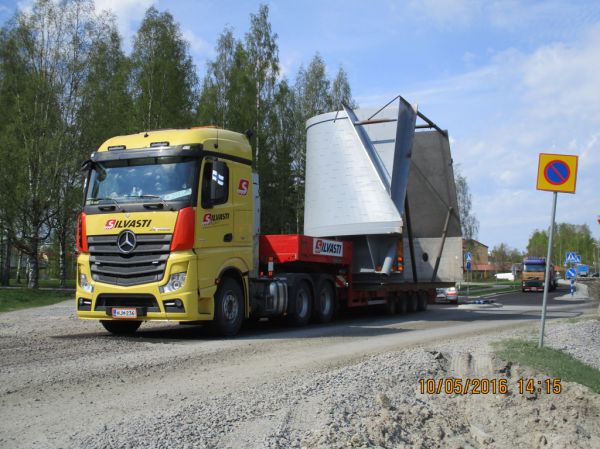 Silvasti Heavyn MB 3351 Actros 
Silvasti Heavy Oy:n MB 3351 Actros lavettiyhdistelmä tuomassa lastia Äänekosken biotuotetehtaan työmaalle.
Avainsanat: Silvasti Heavy MB 3351 Actros Erikoiskuljetus Jyri