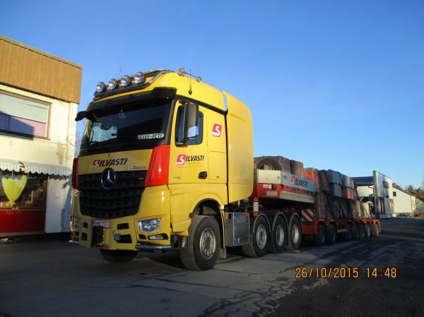 Silvasti Transportin  MB 4163 Arocs
Silvasti Transportin MB 4163 Arocs lavettiyhdistelmä.
Avainsanat: Silvasti MB 4163 Arocs Heavy-Pete