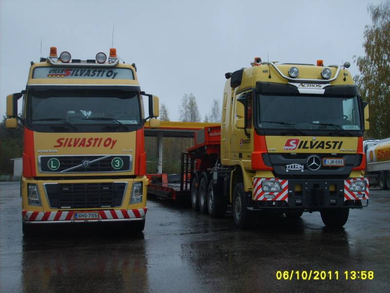 Silvastin kalustoa
V Silvasti Oy:n Volvo FH16 ja MB 4165 Actros SLT 8*6 lavettiyhdistelmät tauolla.
Avainsanat: Silvasti Volvo FH16 MB 4165 Actros SLT 8*6 Shell Hirvaskangas Hannu Jokke