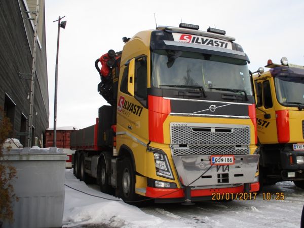 Silvasti Heavyn Volvo FH16
Silvasti Heavy Oy:n nosturilla varustettu Volvo FH16.
Avainsanat: Silvasti Heavy Volvo FH16