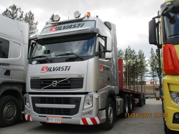 Silvasti Heavyn Volvo FH
Silvasti Heavy Oy:n Volvo FH puoliperävaunuyhdistelmä.
Avainsanat: Silvasti Heavy Volvo FH Shell Hirvaskangas