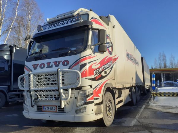 Silvosen Volvo FH
Pemi Forest Ay:n ajossa oleva Silvosen Volvo FH turveyhdistelmä.
Avainsanat: Pemi Forest Silvonen B-juna Volvo FH Shell Hirvaskangas