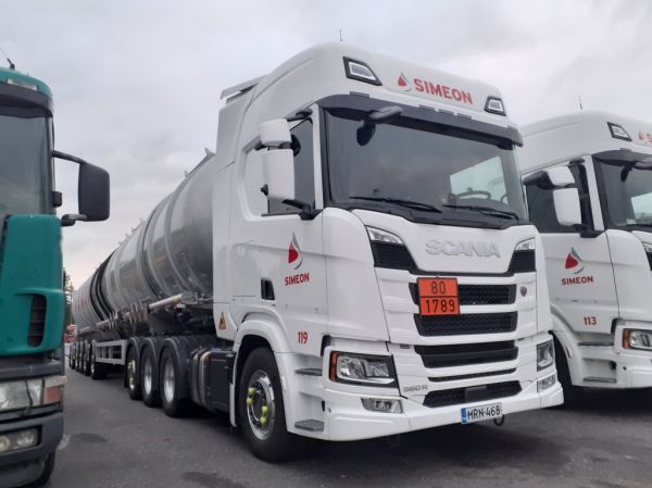 Simeonin Scania 560R
Kiitosimeon Oy:n Scania 560R puoliperävaunuyhdistelmä.
Avainsanat: Kiitosimeon Simeon Scania 560R ABC Hirvaskangas 119