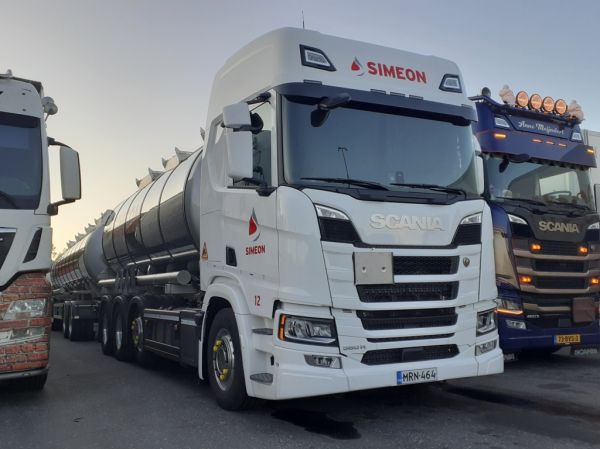 Simeonin Scania 560R
Kiitosimeon Oy:n Scania 560R säiliöyhdistelmä.
Avainsanat: Kiitosimeon Simeon Scania 560R ABC Hirvaskangas 12
