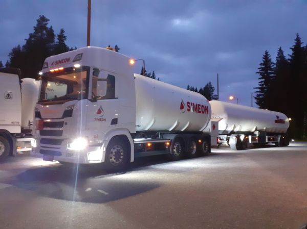 Simeonin Scania
Kiitosimeon Oy:n Scania säiliöyhdistelmä.

Avainsanat: Simeon Kiitosimeon Scania ABC Hirvaskangas 167